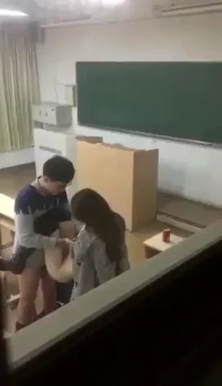 일반-학교에서 여친이랑 섹스하는 모습을 몰래 찍힘 (한국야동,국산야동,한국야동 실시간)