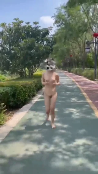 누드로 마스크만 쓰고 산책 길을 뛰는 여자 (한국야동,국산야동,한국야동 실시간)